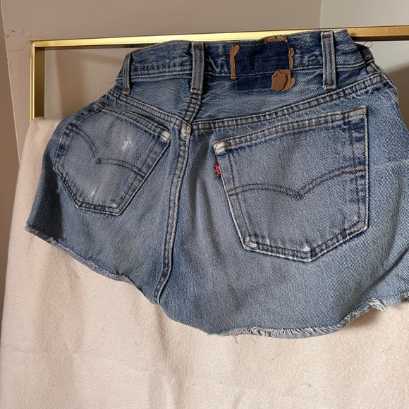 Vintage Levi’s shorts - Picture 2 of 2